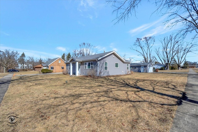 single story home with a front lawn