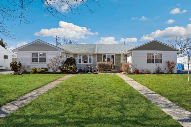 ranch-style house with a front yard