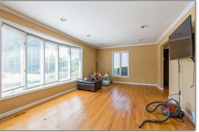 sitting room featuring baseboards, ornamental molding, visible vents, recessed lighting, and light wood finished floors