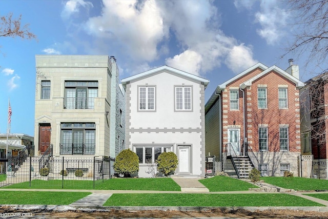 view of front of property featuring a front lawn and a fenced front yard