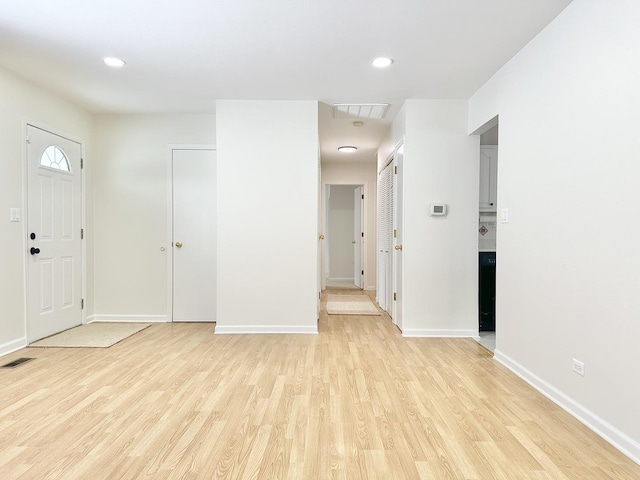 entryway featuring light wood-type flooring, visible vents, baseboards, and recessed lighting