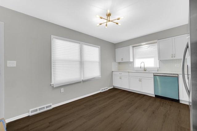 kitchen featuring a sink, dark wood-style flooring, visible vents, a notable chandelier, and dishwashing machine