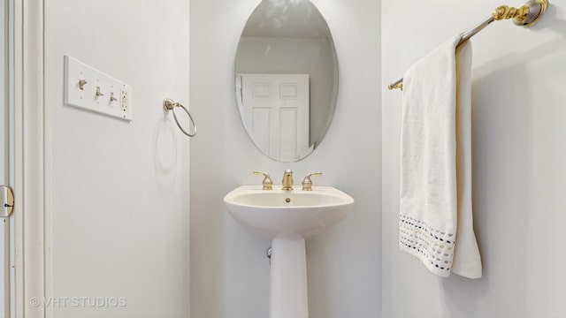 bathroom featuring a sink