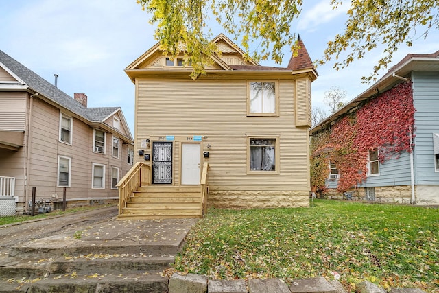 view of front facade featuring a front yard