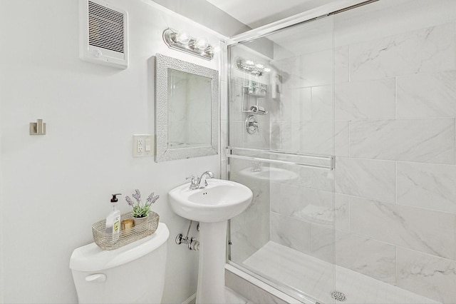 full bath featuring visible vents, a shower stall, and toilet