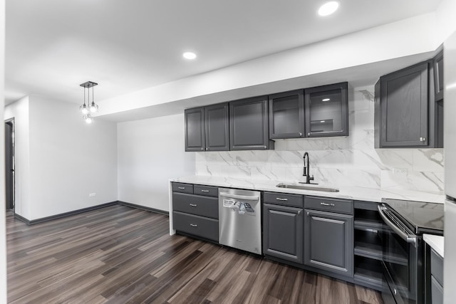 kitchen with tasteful backsplash, dark wood-style floors, appliances with stainless steel finishes, decorative light fixtures, and a sink