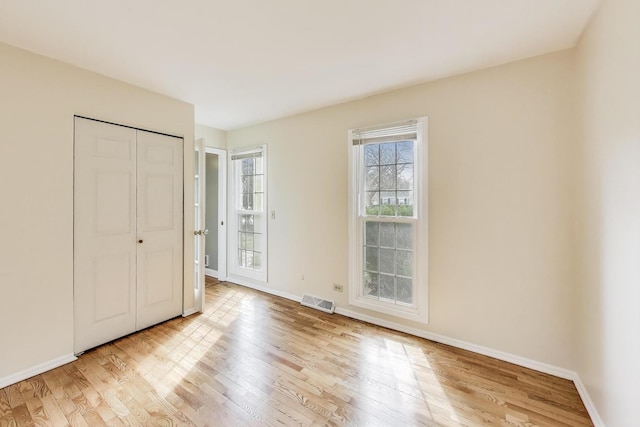6 Robin Hood Ct, Lincolnshire, IL 60069 - unfurnished bedroom with light wood finished floors, a closet, visible vents, and baseboards