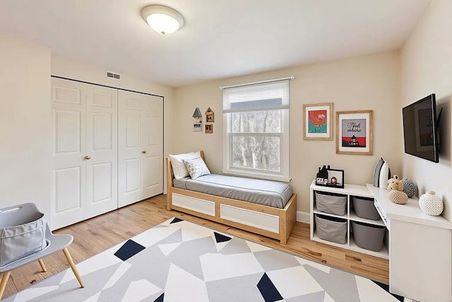 6 Robin Hood Ct, Lincolnshire, IL 60069 - bedroom with light wood-type flooring, baseboards, a closet, and visible vents