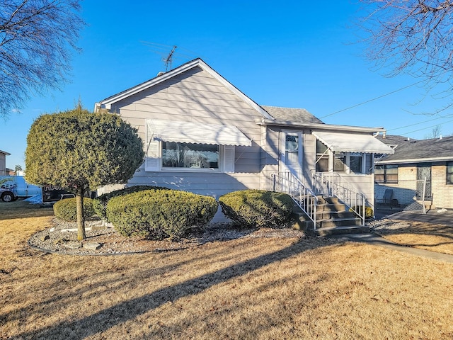 bungalow-style house featuring a front lawn