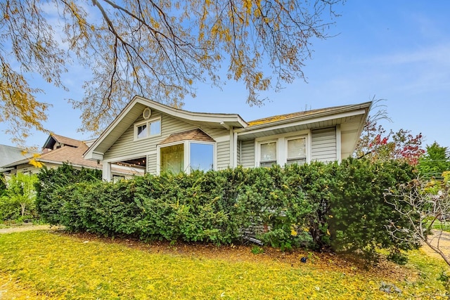 view of front of property with a front lawn