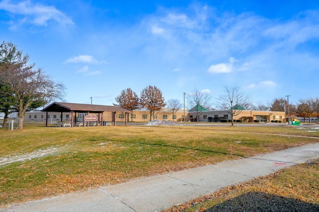 view of yard with a residential view