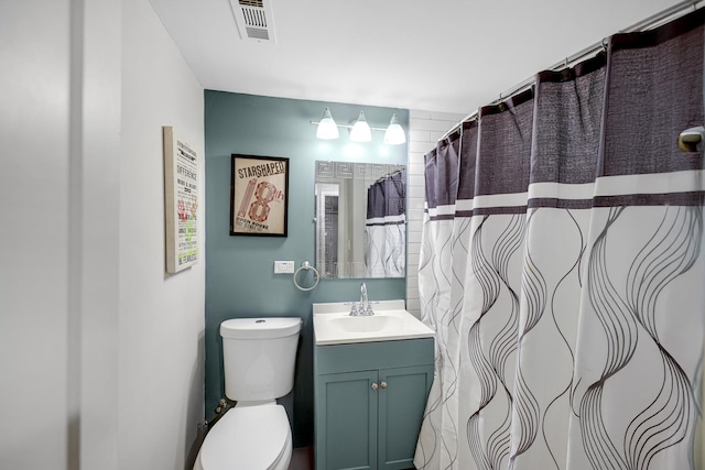 full bath with toilet, a shower with shower curtain, vanity, and visible vents