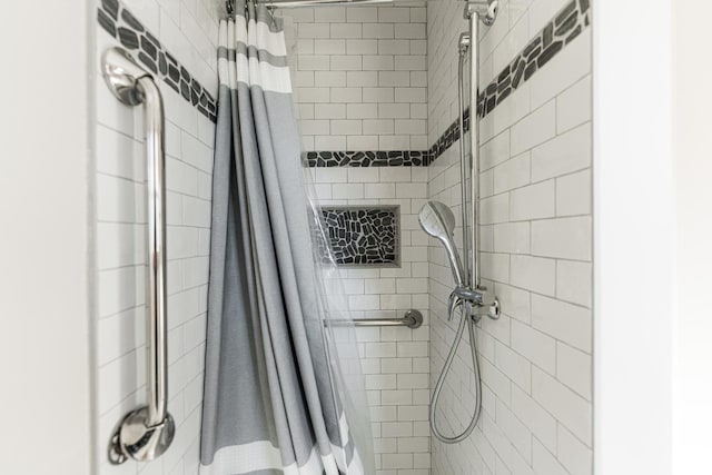 bathroom featuring a tile shower