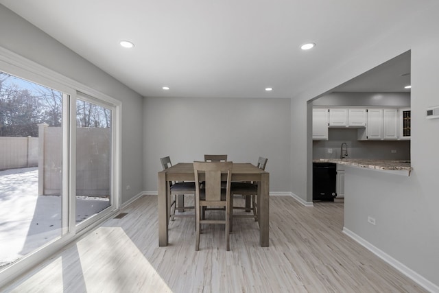 dining area featuring recessed lighting, light wood-style flooring, and baseboards