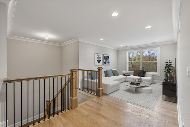 living room with baseboards, recessed lighting, wood finished floors, and crown molding