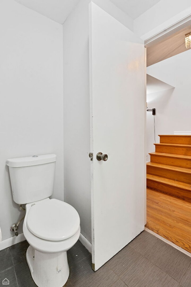 1652 W Jarvis Ave, Chicago, IL 60626 - bathroom with baseboards and toilet