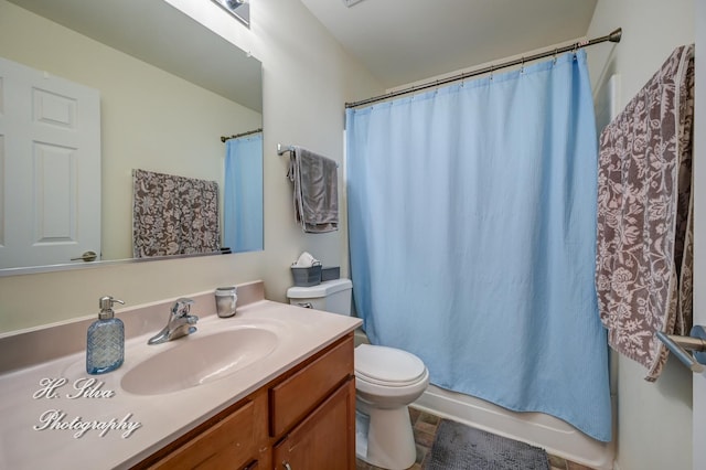 full bath featuring a shower with curtain, toilet, and vanity