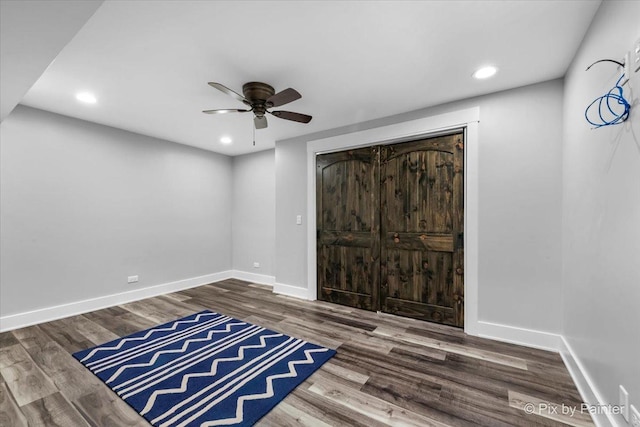 entryway featuring a ceiling fan, recessed lighting, baseboards, and wood finished floors