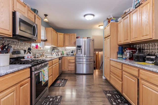 kitchen with backsplash, appliances with stainless steel finishes, dark wood-type flooring, light brown cabinets, and a sink