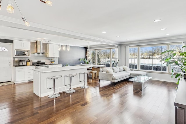 living room with dark wood-type flooring, recessed lighting, crown molding, and baseboards