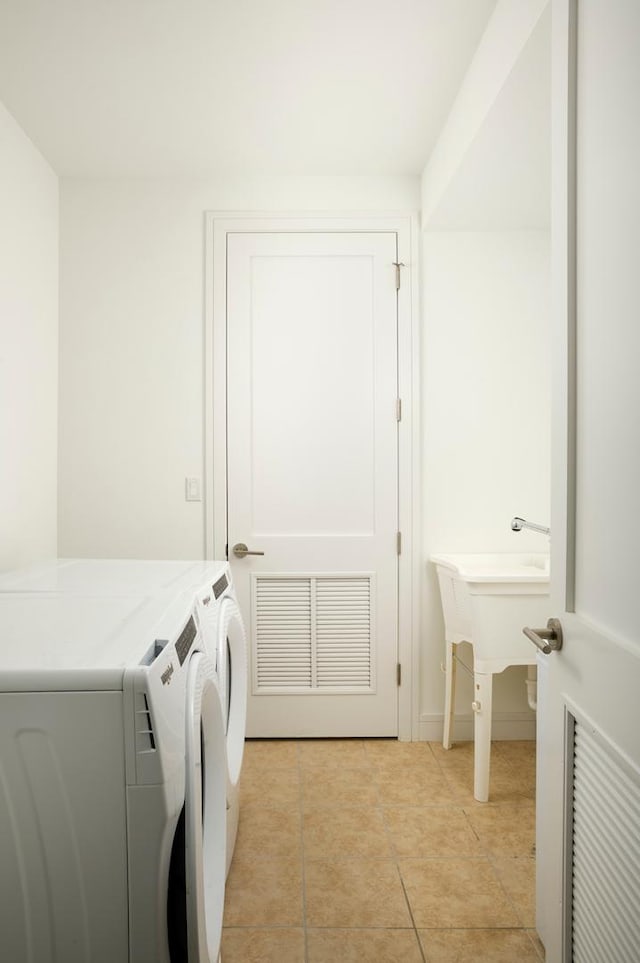 laundry room featuring laundry area, light tile patterned flooring, washing machine and clothes dryer, and visible vents