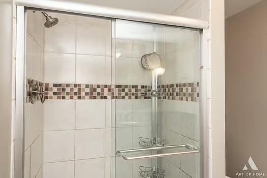 full bathroom featuring a tile shower