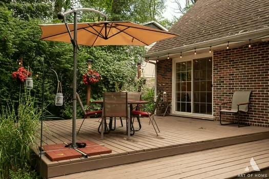 deck with outdoor dining space