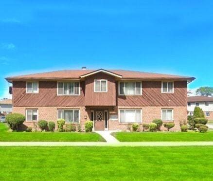 view of front facade featuring a front lawn