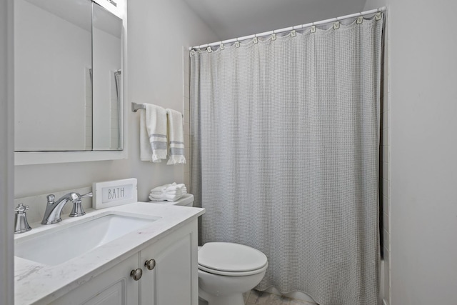 full bath with shower / bath combination with curtain, vanity, and toilet