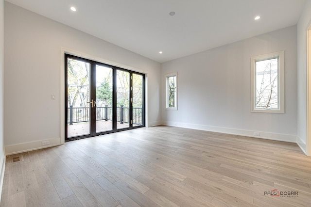 unfurnished room featuring plenty of natural light, recessed lighting, light wood-type flooring, and baseboards