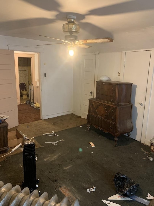 unfurnished bedroom featuring a ceiling fan