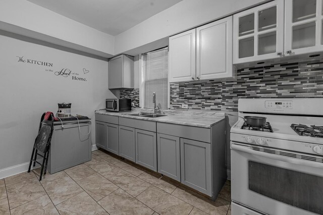 empty room featuring ceiling fan, dark wood-style flooring, visible vents, baseboards, and ornamental molding