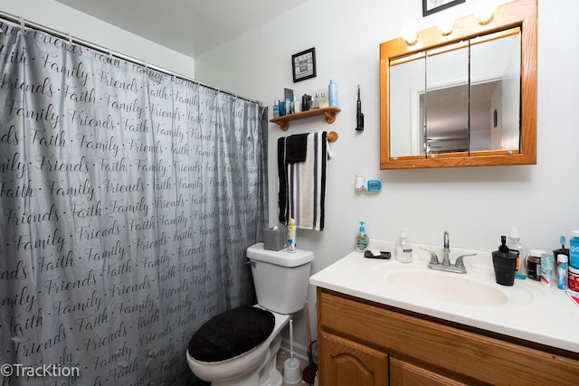 bathroom featuring a shower with curtain, vanity, and toilet