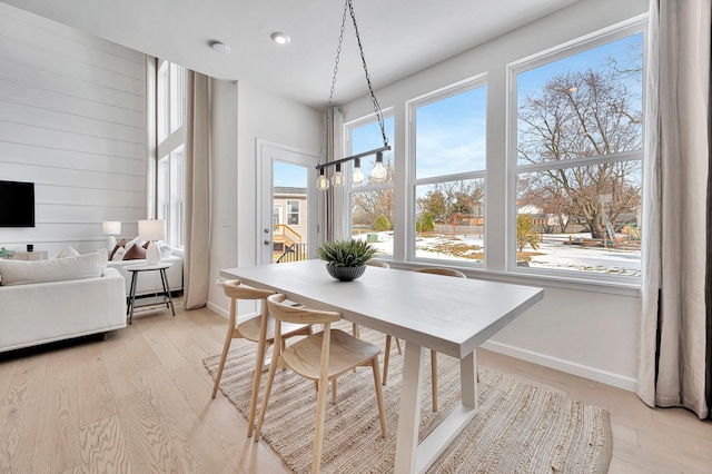 dining space featuring recessed lighting, light wood-type flooring, and baseboards