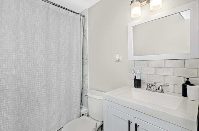 full bath with toilet, shower / bath combo with shower curtain, backsplash, and vanity