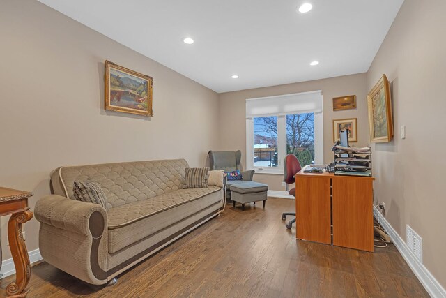 living area featuring dark wood-style flooring, recessed lighting, visible vents, and baseboards