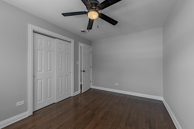 unfurnished bedroom featuring ceiling fan, visible vents, baseboards, a closet, and dark wood-style floors
