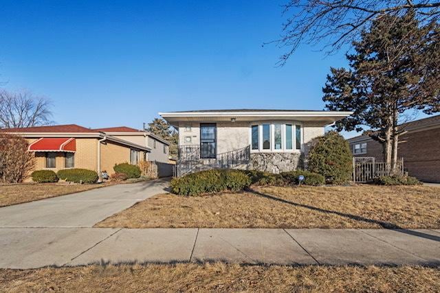 view of front of house with driveway