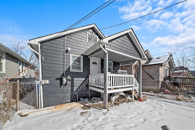 view of front of property featuring fence and a porch