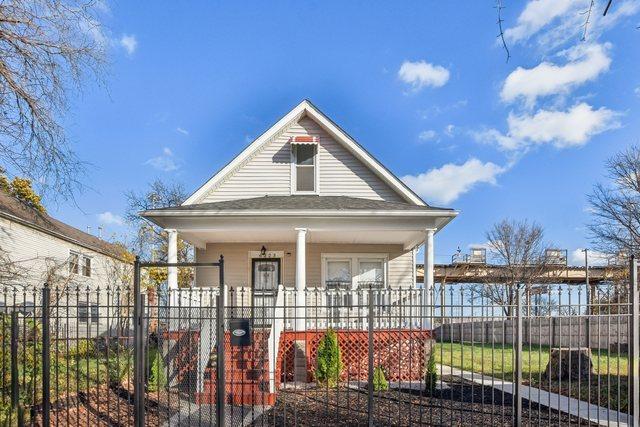 view of front facade featuring a porch and a fenced front yard