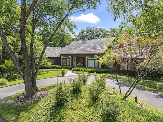 view of front of house featuring driveway and a front yard