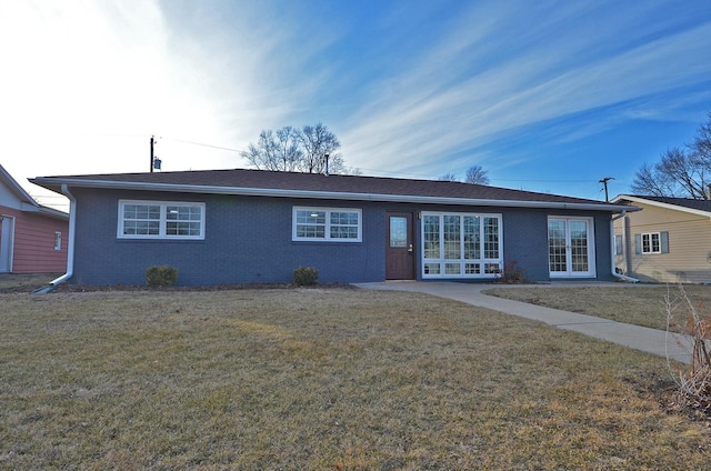 view of front of house featuring brick siding and a front yard