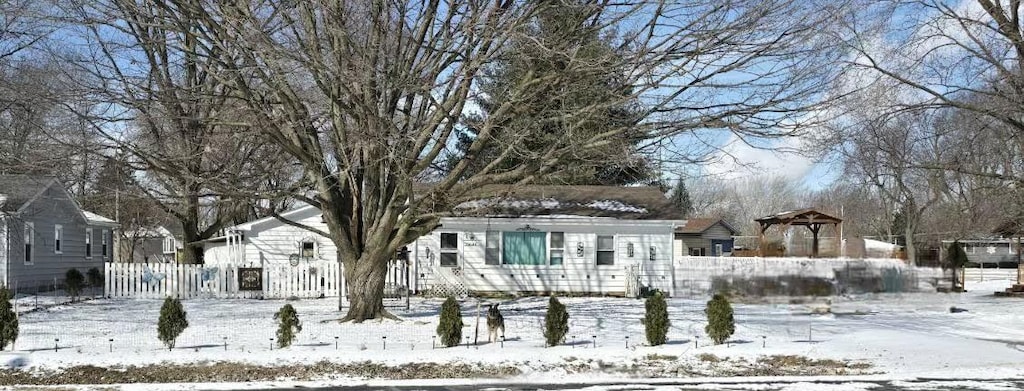 view of front of property featuring a fenced front yard