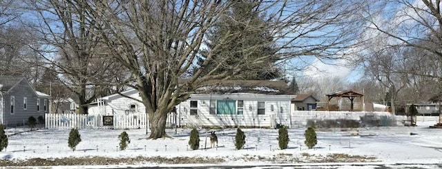 view of front of property featuring a fenced front yard