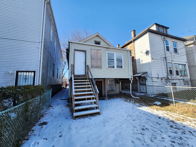 view of front facade with entry steps and fence