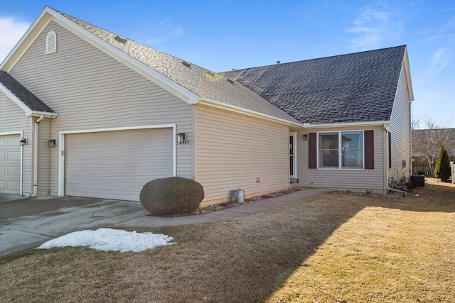 view of front of property featuring a shingled roof, a front yard, concrete driveway, and an attached garage