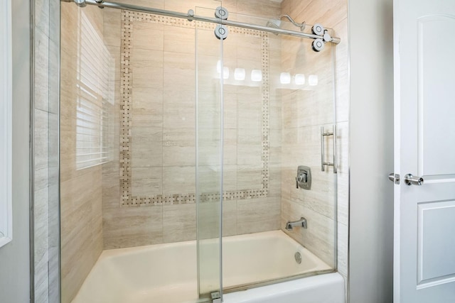 bathroom with combined bath / shower with glass door