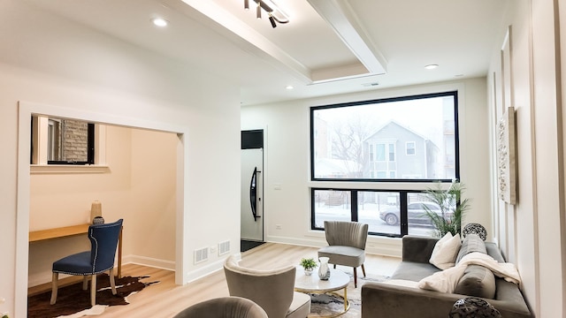 living area with light wood-type flooring, baseboards, visible vents, and recessed lighting