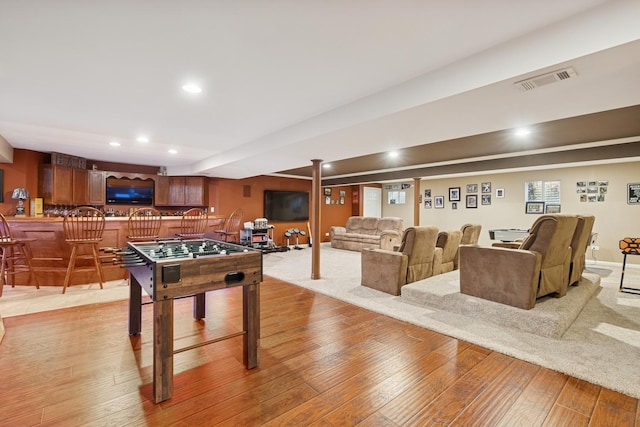 playroom featuring light wood-style floors, recessed lighting, indoor bar, and visible vents