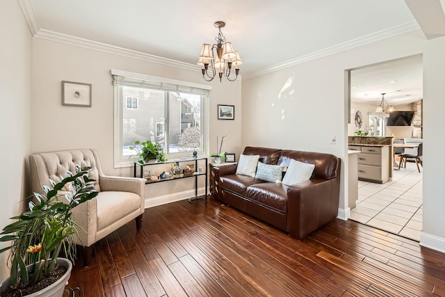 living room featuring a chandelier, wood finished floors, and crown molding